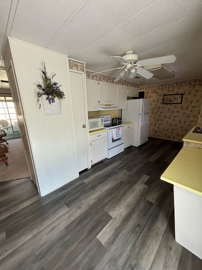 Building Photo - Charming 2BR 2BT Fully Furnished Home in a...