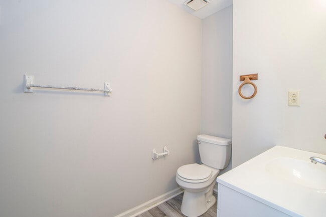 Building Photo - 814-A Golfview Pl