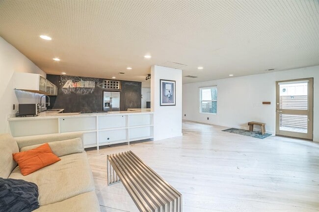 Building Photo - 64 Comal St