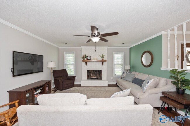Building Photo - 2303 Buckingham Dr SW