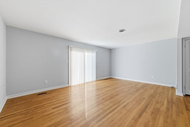 Building Photo - Charming 2-Bedroom Home with Hardwood Floors in North Highland Park