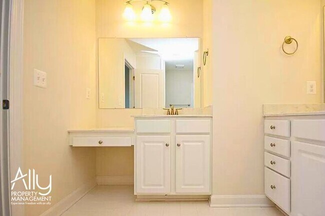 Building Photo - 1610 Kempton Pl