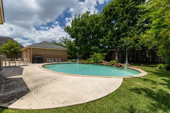 Building Photo - 1722 Parklake Village Dr