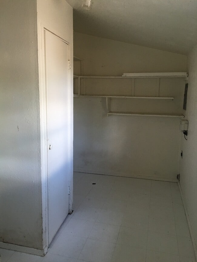 Building Photo - GREAT BRICK HOME ON LARGE LOT