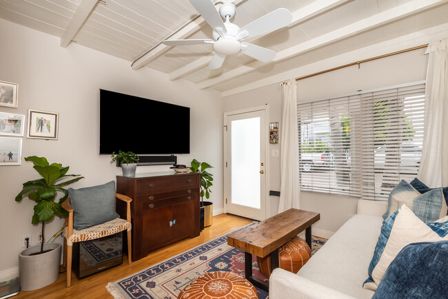 Living Room Frunished - 2505 Maple Ave