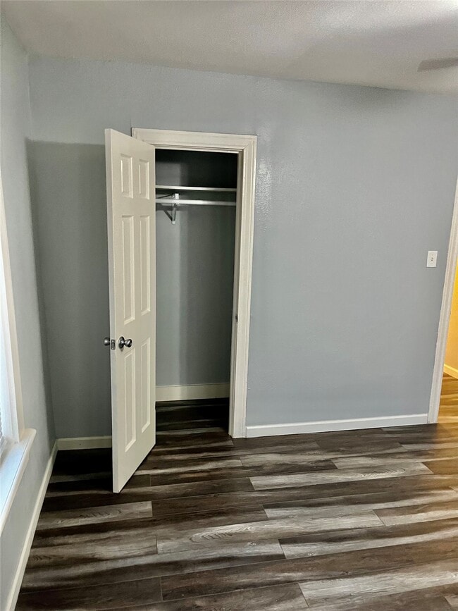 Building Photo - 106 N Eastwood St