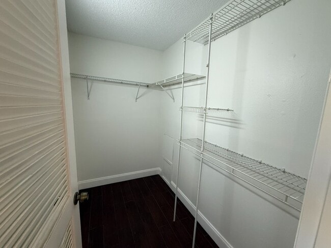 Building Photo - 631 N Orange Ave