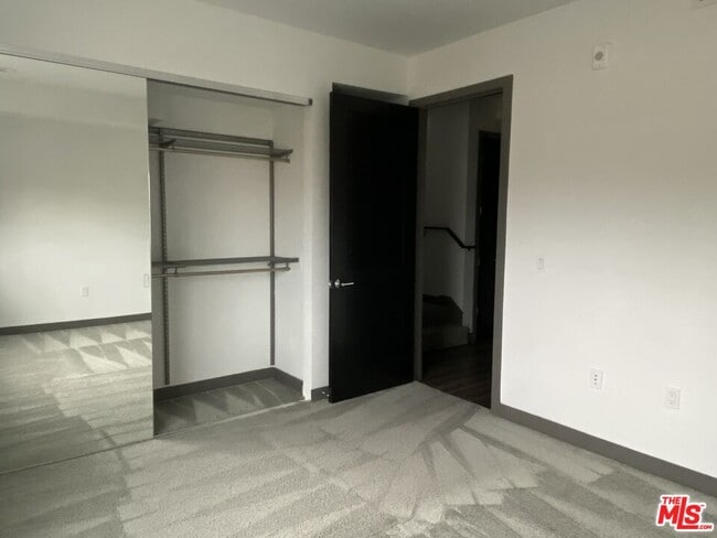 Building Photo - 552 N Hobart Blvd