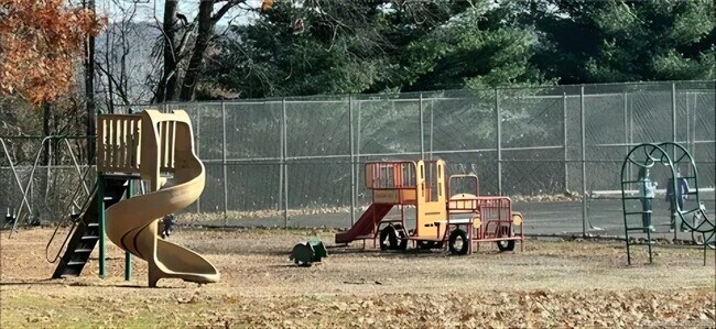 Building Photo - 33 Ridge Rd