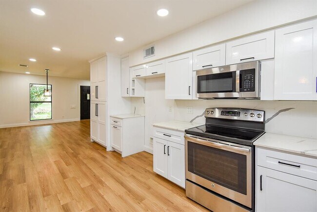 Building Photo - 5019 Stillbrooke Dr
