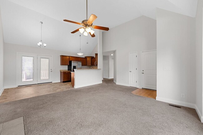 Building Photo - 3 Bedroom 2 Full Bath Home For Rent!