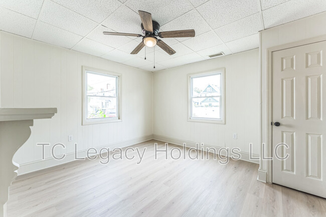 Building Photo - 127 Denham St