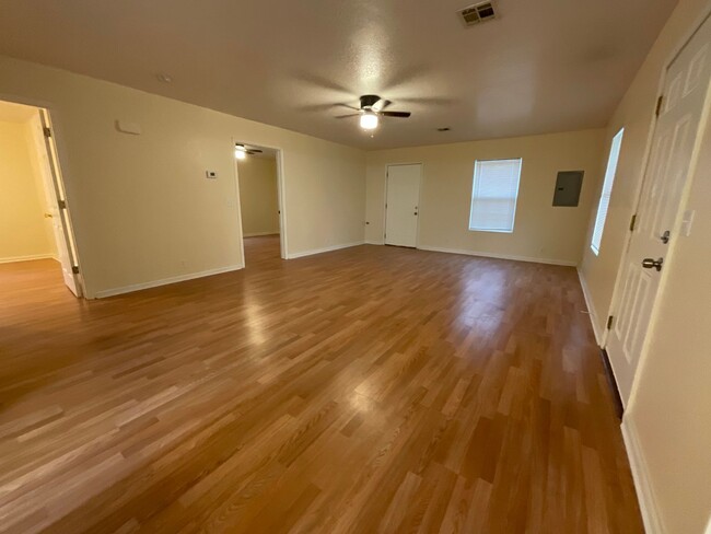 Building Photo - Spacious 2 Bedroom 1 Bath home W/ Fenced Y...