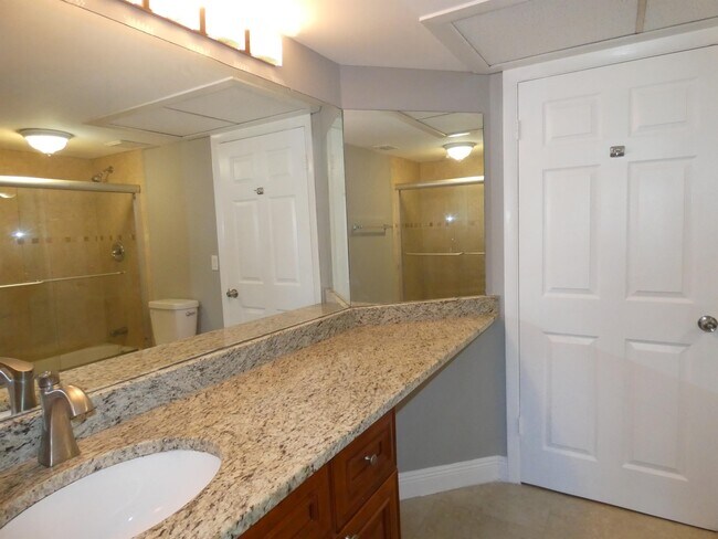 Building Photo - 2841 N Oakland Forest Dr