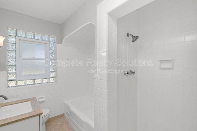 Building Photo - 524 Gerald Pl
