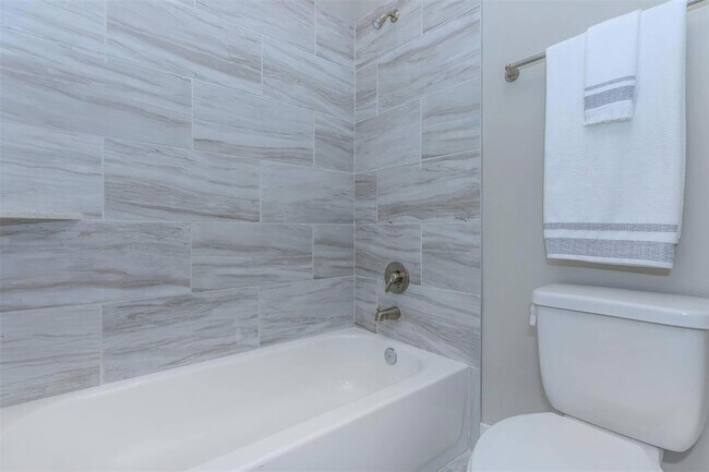 Building Photo - 1620 Oak Tree Dr