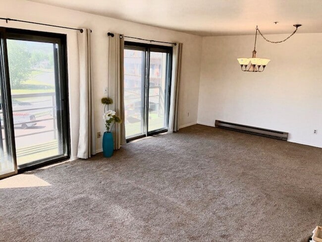 Building Photo - One Bedroom Lakefront Condo with Garage