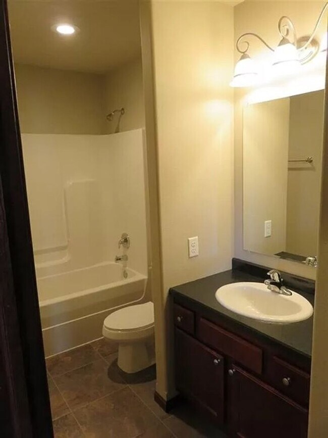 Building Photo - 3 Bedroom Townhome!