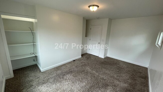 Building Photo - Spacious 4 BD | 2 BA with Backyard - Gladstone