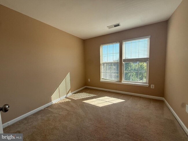 Building Photo - 60 Deerbrook Dr