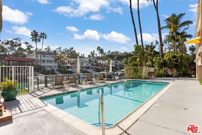 Building Photo - 4637 Park Dr