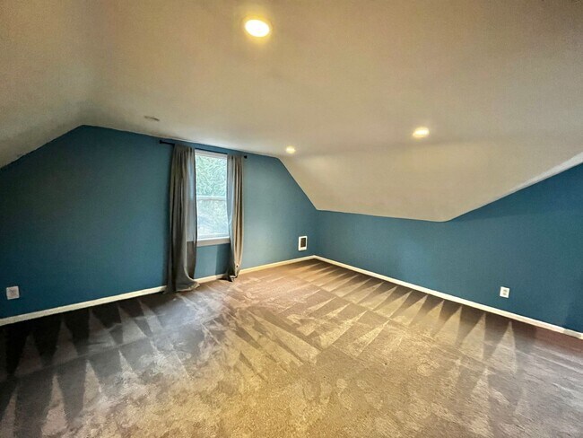 Building Photo - Cozy Bremerton Home on Large Corner Lot