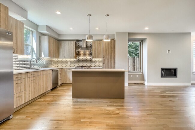 Building Photo - 3 bedroom / 3.5 bath Townhome + 2 Large Flex Spaces & Spacious Roof Top Deck!