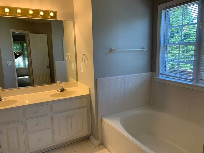 Building Photo - Renovated 3 Bedroom Off Groometown Road