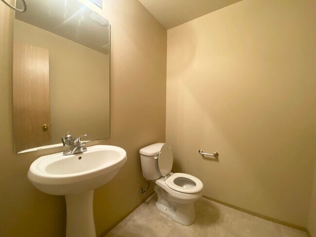 Building Photo - Practical 3 bedroom, 2190 Sqft Kent Home