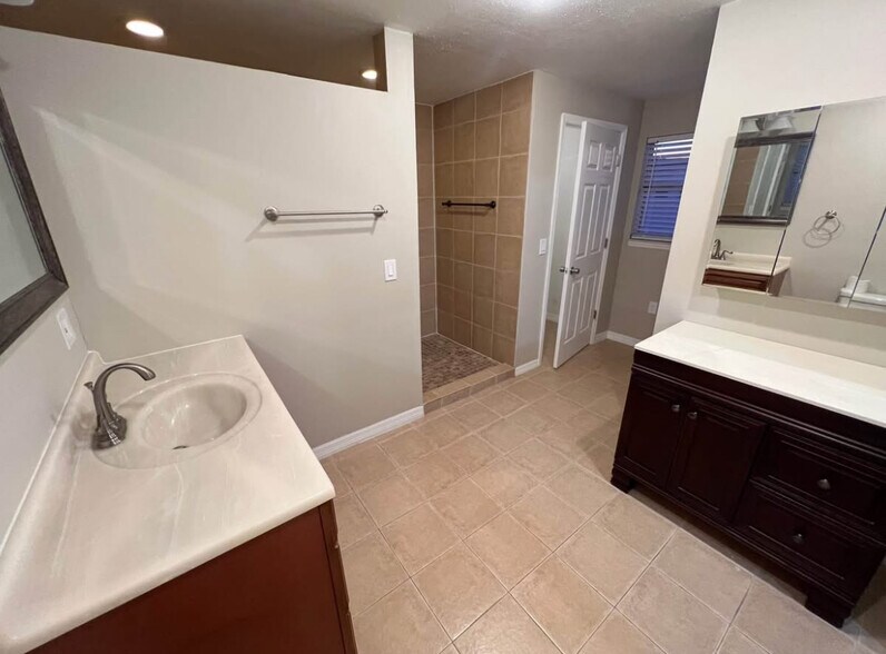 Building Photo - 7605 Bergamot Dr