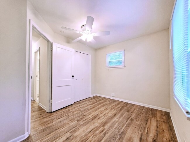Building Photo - 3 Bed - 1 Bath Colonial for Rent | Complet...