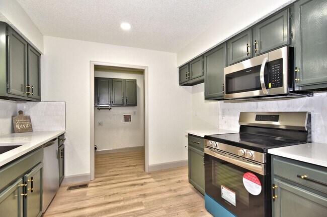 Building Photo - Updated 2 bed, 2 bath townhouse with 1,788...