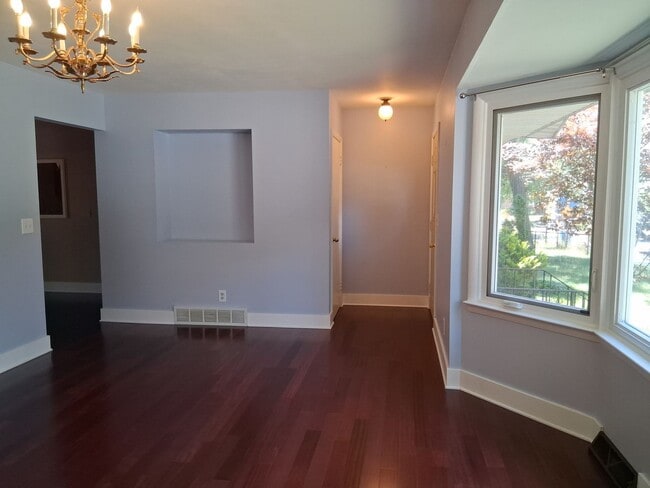 Building Photo - 210 Elm St
