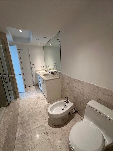 Building Photo - 1331 Brickell Bay Dr