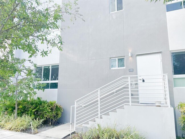 Building Photo - 2535 NE 193rd St