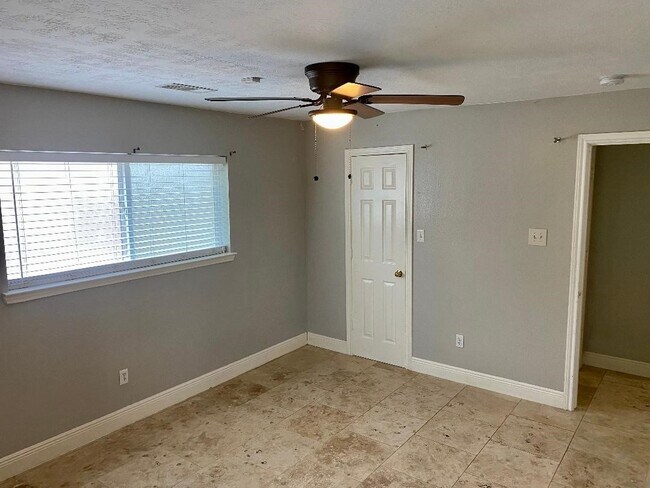 Building Photo - 2419 Briarlee Dr