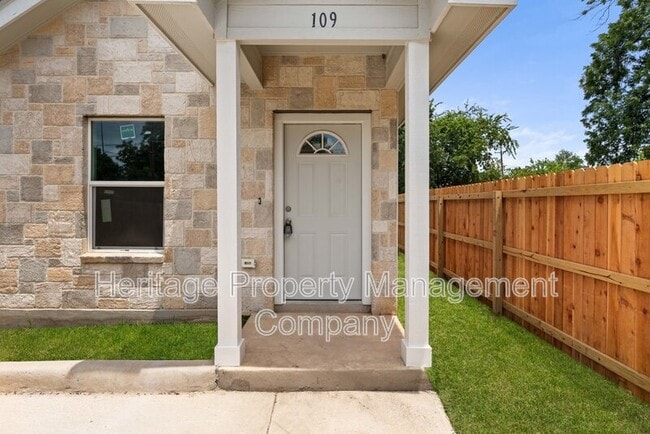 Building Photo - 109 Remolino