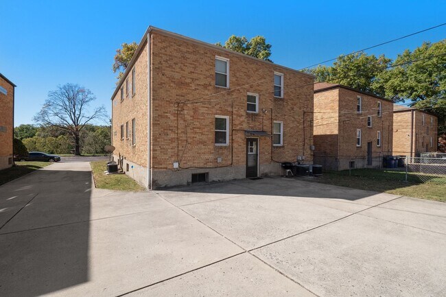 Building Photo - 7112-7114 Jamieson Ave