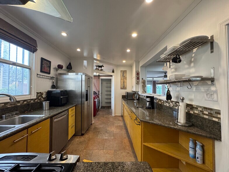 Building Photo - 1058 S Redondo Blvd