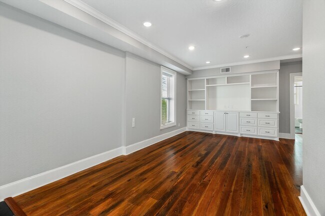 Building Photo - 405 24th St