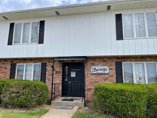 Primary Photo - 2 bedroom 1 bathroom upstairs apartment fo...