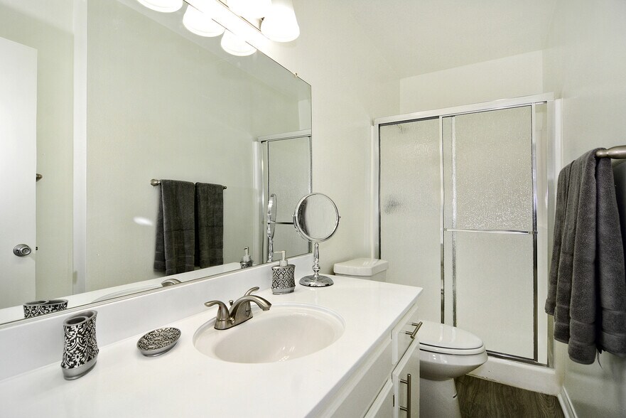 Building Photo - Zelzah Apartments