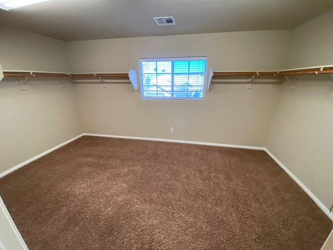 Building Photo - Beautiful 5 bed/3 bath home located in Hen...