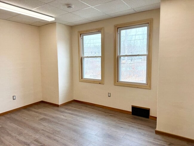 Building Photo - Well maintained inside and out