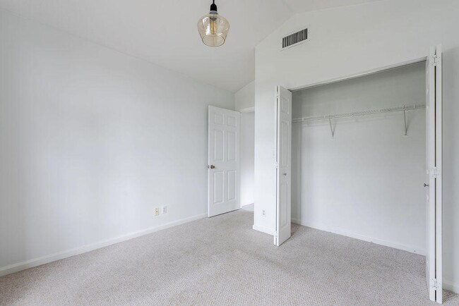 Building Photo - 1975 Oak Berry Cir