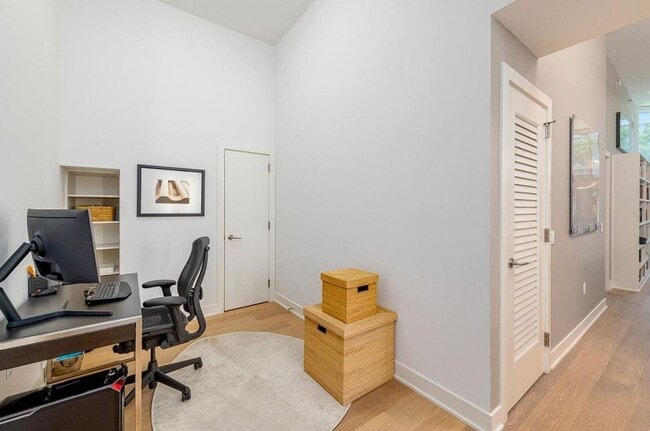 Building Photo - Fantastic Penthouse w/ Balcony and one car valet - 1BR/1 Office/1.5BA - Lumina / SOMA