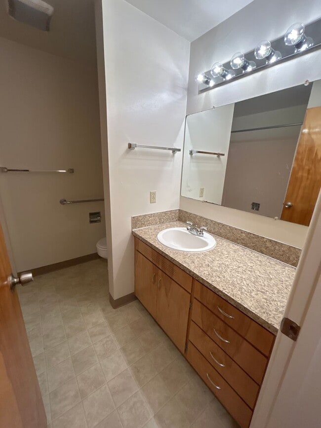 Building Photo - HALF OFF FEBRUARY RENT! 3 Bedroom 1.5 Bath in Desirable NW Corvallis