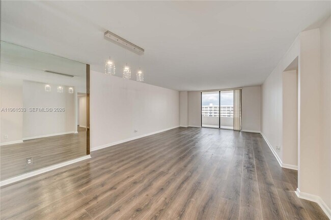 Building Photo - 2500 Parkview Dr