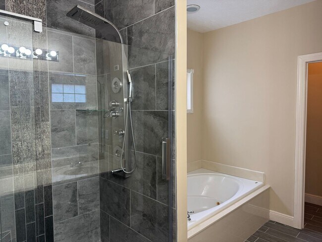 Building Photo - Great 4BR home near Brentwood