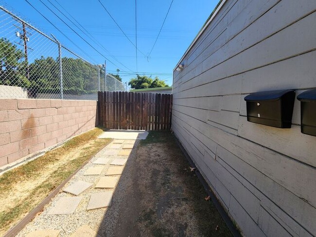 Building Photo - ** RENT READY ** Back Private Studio with ...